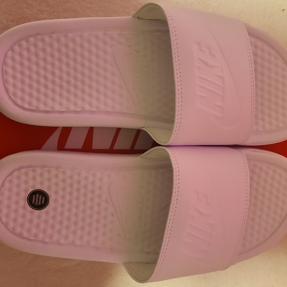 Nike - Picture 3 of 5